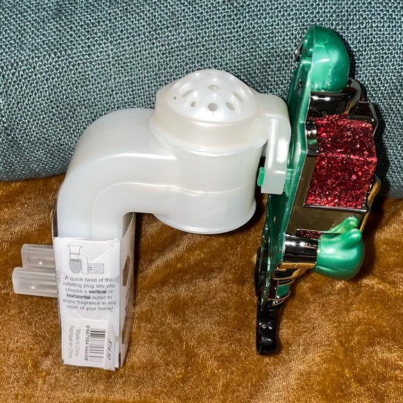 Bath & Body Works Elf Holding Presents Wallflower Plug - Picture 3 of 3